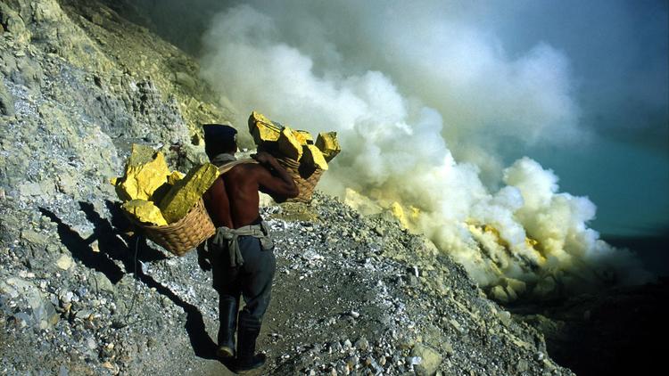 Billede fra den østrigske instruktør Michael Glawoggers film 'Workingman's death' fra 2005. Pr-foto Fra filmen