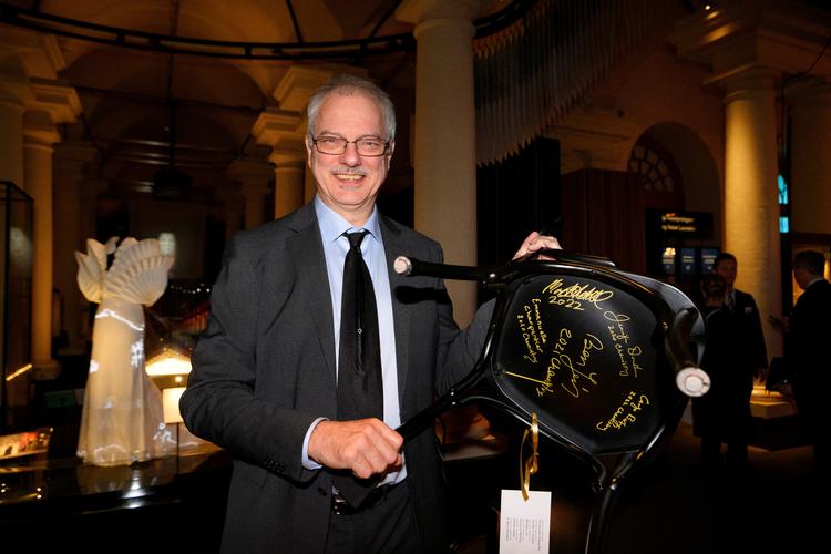 Som del af overrækkelsen af Nobelprisen i kemi signerede danske Morten Meldal fra Københavns Universitet en stol sammen med de andre prismodtagere på Nobelpris-museet i Stockholm. Foto: Tt News Agency/Ritzau Scanpix
