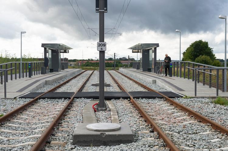 Selv om der både er kommet letbaner i Aarhus og Odense inden for de seneste år, kan anlægsarbejderne ikke sammenlignes. Derfor har letbaneprojektet i Københavns omegn ikke kunnet trække på erfaringerne fra Aarhus og Odense og dermed have undgået den budgetoverskridelse, som selskabet bag varslede risikoen for tirsdag. Foto: Stine Rasmussen