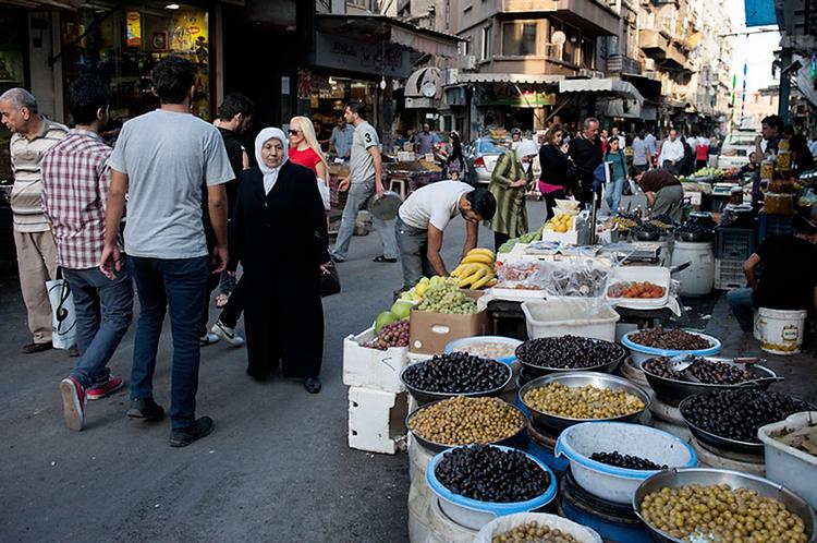 Selv om borgerkrigen på et tidspunkt også nåede forstæderne i Damaskus, leves livet forholdsvis normalt med cafébesøg, markeder og butikker, som er fulde af mennesker. Foto: Claus Blok Thomsen 