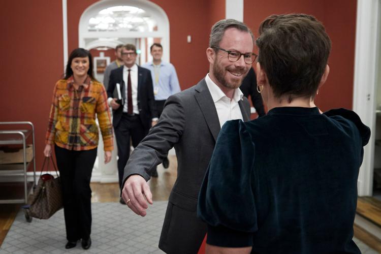     Regeringsforhandlinger i Statsministeriet. Venstres formand Jakob Ellemann-Jensen (V) krammer med SF's partileder, Pia Olsen Dyhr (SF), mens Venstres Sophie Løhde (V) og Troels Lund Poulsen (V) ser til.   Foto: Jens Dresling