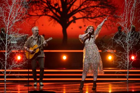 Otte år efter stillede Emma Pi Hedeboe sig endnu en gang op på en scene under et talentshow. Men denne gang var det melodigrandprix for voksne.  Foto: Anthon Unger