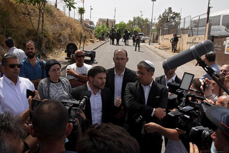 Bezalel Smotrich (den gestikulerende mand midt i billedet), kommende minister for Israels bosættere på Vest bredden. Vil have flere bosættelser, ikke færre.. Foto: Sebastian Scheiner/Ritzau Scanpix