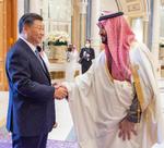Xi veksler håndtryk med kronprins Mohammed Bin Salman i Riyadh.
 Foto: Saudi Press Agency/Ritzau Scanpix