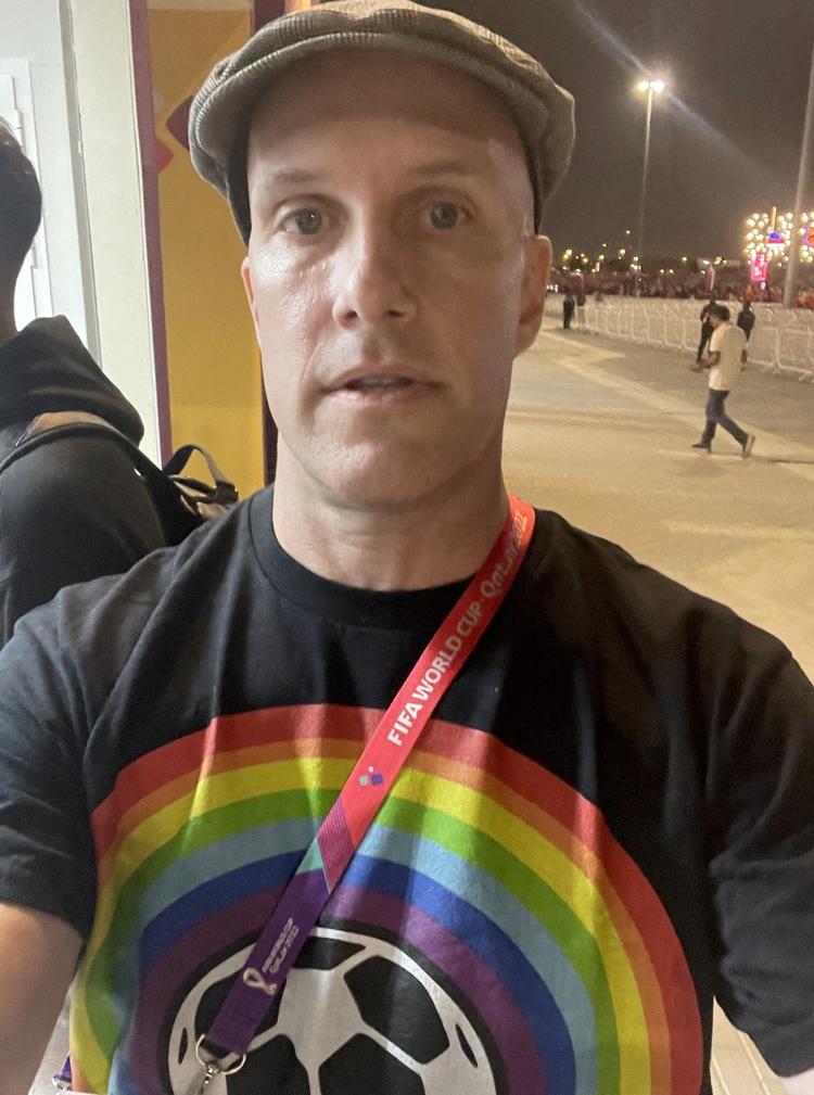 Journalisten Grant Wahl vakte opsigt tidligere under VM, da han kortvarigt blev tilbageholdt efter at have forsøgt at komme ind til et VM-stadion, mens han havde en regnbue-T-shirt på til støtte for LGBTQ+-personer Foto: Grant Wahl Via Twitter/Ritzau Scanpix