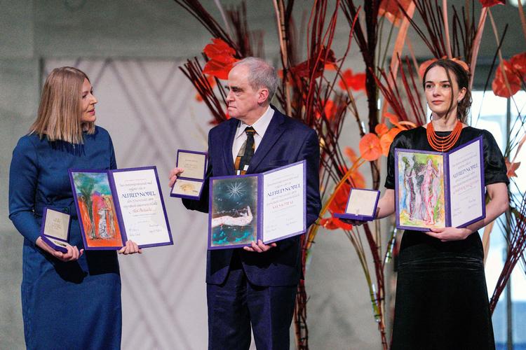Natallia Pintsjuk, Jan Ratsjinskij og Oleksandra Matvijtsjuk står med deres Nobelcertifikater efter prisoverrækkelsen i Oslo. Foto: Javad Parsa/Ritzau Scanpix