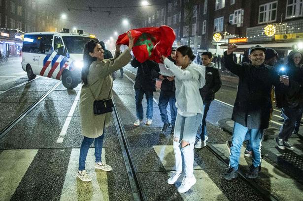 I Amsterdam kom marokkanerne også på gaden i samme øjeblik sejren over Portugal var i hus. Foto: Olaf Kraak/Ritzau Scanpix