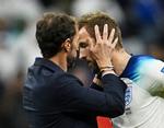 Landstræner Gareth Southgate forsøger at trøste Harry Kane oven på nederlaget. Foto: Dylan Martinez/Ritzau Scanpix