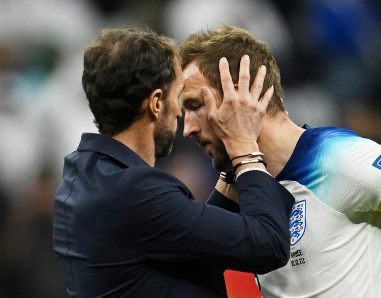 Landstræner Gareth Southgate forsøger at trøste Harry Kane oven på nederlaget. Foto: Dylan Martinez/Ritzau Scanpix