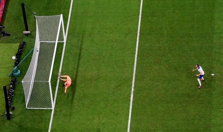 Harry Kane sendte i bedste Preben Elkjær-stil bolden langt over mål, da han fra 11-meterpletten havde mulighed for at udligne til 2-2 for England mod Frankrig kort før tid i VM-kvartfinalen. Foto: Dylan Martinez/Ritzau Scanpix