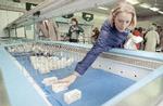 Manglen på varer var et tilbagevendende problem i det gamle Sovjet. Her er det en kvinde, der rækker ud efter en pakke smør i et supermarked i Moskva i 1990. Foto: Alexander Zemlianichenko/Ritzau Scanpix