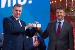 Leonid Slutsky, lederen af LDPR, og Viktor Bout står med den tidligere fanges medlemskort af det ultranationalistiske parti.  Foto: Aleksandr Sivov/Ritzau Scanpix