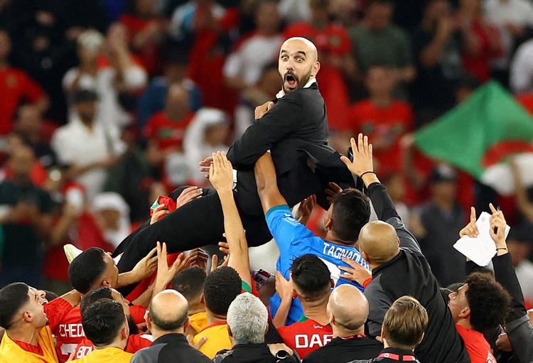 De marokkanske spillerede hyldede landstræner Walid Regragui, efter at de havde slået Portugal med 1-0 og var avanceret til VM-semifinalen. Foto: Bernadett Szabo/Ritzau Scanpix