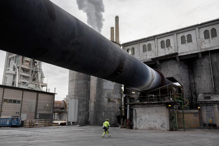 Mette Frederiksen har sagt, at hun ville hægte sig fast til cementfabrikken Aalborg Portland for at forhindre den i at lukke på grund af høje klimaafgifter. En europæisk klimatold reducerer frygten for lukning.  Foto: Thomas Borberg
