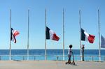 Den franske tricolore langs stranspromenaden i Nice på halv efter angrebet i Nice i 2016.. Foto: Andreas Gebert/Ritzau Scanpix