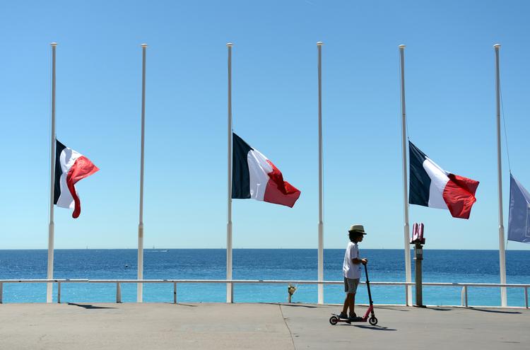 Den franske tricolore langs stranspromenaden i Nice på halv efter angrebet i Nice i 2016.. Foto: Andreas Gebert/Ritzau Scanpix
