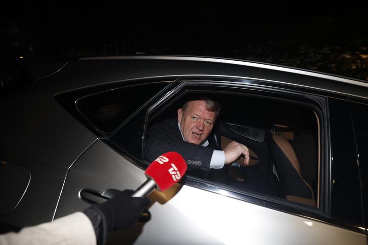 Lars Løkke Rasmussen forlader Marienborg, efter at Mette Frederiksen har været på Amalienborg for at fortælle om den nye regering. Foto: Jens Dresling