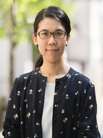 Hiroko Oyamada er født i 1983. Hun debuterede i 2010 med 'Fabrikken'. Hendes forfatterskab er inspireret af egne erfaringer fra det benhårde, japanske arbejdsmarked. 