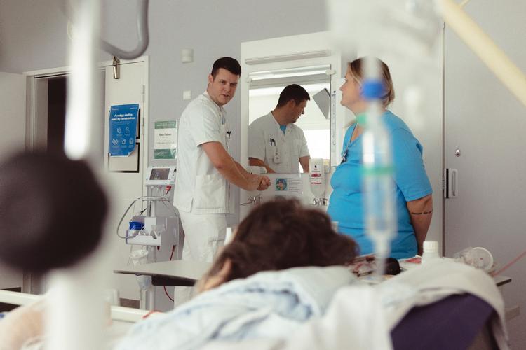 Over hele landet kæmper kommuner og regioner for at skaffe og fastholde nok medarbejdere til at behandle, pleje og passe et stigende antal borgere, der har brug for hjælp på hospitaler, plejehjem og i psykiatrien. Andreas Vestergaard Kjær er en af de sygeplejersker, der er blevet tilbage på afdelingen Foto: Anders Holst Pedersen