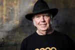 Klædt helt i sort, men grøn fra top til tå. Neil Young synger om at måtte køre sin gamle Chevrolet i stald på sit senste album 'World Record''. (Photo by Rich Fury/Invision/AP, File)   Foto: Rich Fury/Ritzau Scanpix