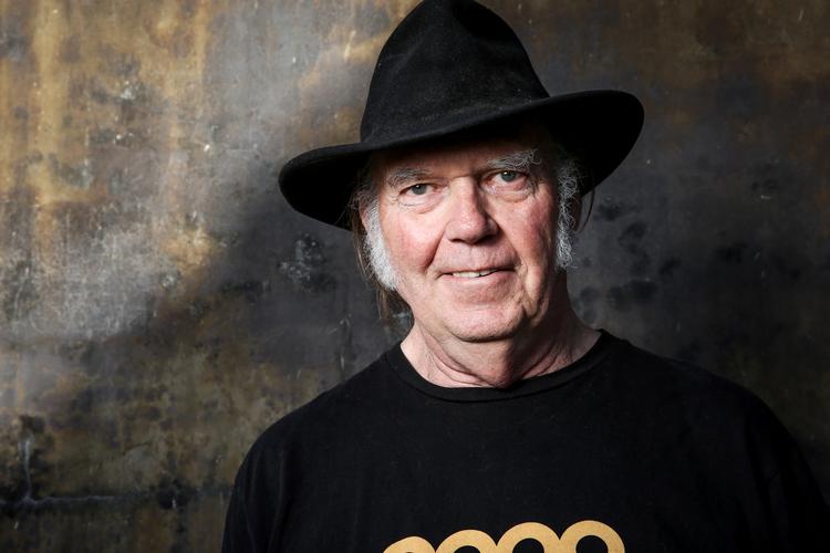 Klædt helt i sort, men grøn fra top til tå. Neil Young synger om at måtte køre sin gamle Chevrolet i stald på sit senste album 'World Record''. (Photo by Rich Fury/Invision/AP, File)   Foto: Rich Fury/Ritzau Scanpix