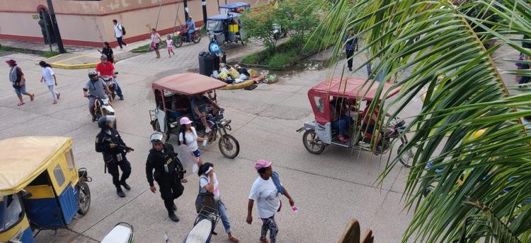 Her er et billede fra junglebyen Puerto Maldonado i Peru, hvor der fredag var demonstrationer, og politi og militær til stede forskellige steder i byen. Foto: Hans Erik Rasmussen