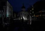 Ukrainere i det mørkelagte Kyiv i går. Foto: Sergei Chuzavkov/Ritzau Scanpix