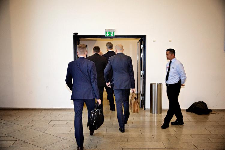 Hvidvaskskandalen medførte blandt andet, at Danske Bank i september 2018 indkaldte til et pressemøde om sagen. Her forlader ledelsen mødet.  Foto: Martin Lehmann