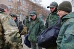 Værnepligtige, der vendte tilbage fra den russiske hær, efter at de var blevet demobiliseret, går for at deltage i en anerkendelsesceremoni i forbindelse med konflikten i den russiskkontrollerede Donetsk-region i Ukraine, 28. november 2022. Foto: Alexander Ermochenko/Ritzau Scanpix