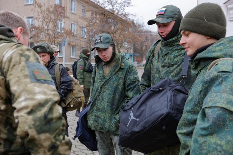 Værnepligtige, der vendte tilbage fra den russiske hær, efter at de var blevet demobiliseret, går for at deltage i en anerkendelsesceremoni i forbindelse med konflikten i den russiskkontrollerede Donetsk-region i Ukraine, 28. november 2022. Foto: Alexander Ermochenko/Ritzau Scanpix