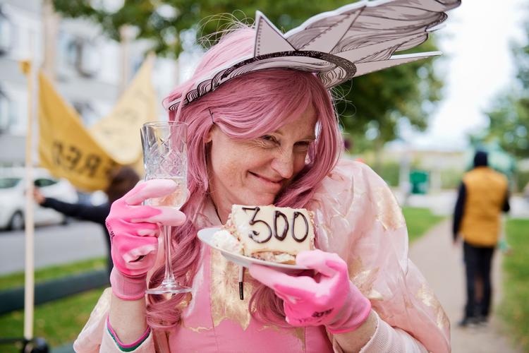 Skål! Mille Maria Dalsgaard fra Sydhavm Teater manifesterede sig som 300-årige Dansk Teater - og endte med at lægge sig selv i graven. 'Foto: Lars Grunwald 