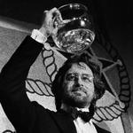 Steven Spielberg ses med en fisk som en hilsen til 'Jaws', da han vandt Man of the Year-prisen i 1983.  Foto: Dave Tenenbaum/Ritzau Scanpix