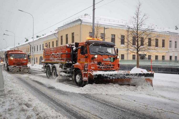 Sneplove rydder gaderne i Moskva. Men i den russiske hovedstad og i andre storbyer meldes om mangel på arbejdskraft som følge af mobiliseringen. Foto: Natalia Kolesnikova/Ritzau Scanpix