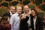 Nyvalgte medlemmer af Folketinget for Moderaterne i fælles selfie. Monika Rubin står yderst til venstre.  Foto: Mads Nissen