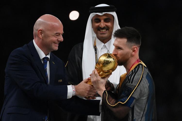 Søndag var Qatar genstand for milliarder af menneskers bevågenhed, da Lionel Messi og Argentina vandt VM-finalen i Doha over Frankrig og fik overrakt trofæet af Fifa-præsident Gianni Infantino og emir Sheikh Tamim bin Hamad al-Thani.  Foto: Franck Fife/Ritzau Scanpix