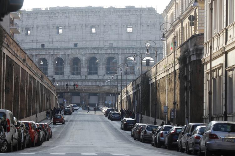 På ferierejsen i Italien skal du som dansk bilist huske at være opmærksom på både parkeringsafgifter, motorvejsbetaling og miljøzoner i byerne. Foto: Gregorio Borgia/Ritzau Scanpix