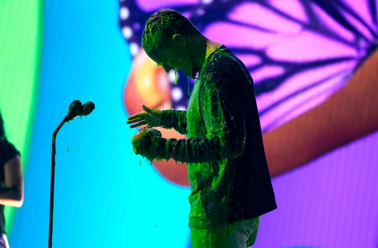 MrBeasts popularitet afspejler sig ikke bare i hans tårnhøje seertal. Tre gange er han blevet kåret som den bedste mandlige 'creator' ved Kids Choice Awards for sine ekstreme videoer, hvor han kaster om sig med penge og laver vilde stunts. Traditionen tro blev han 'slimet' ved prisoverrækkelsen.  Foto: Chris Pizzello/Ritzau Scanpix