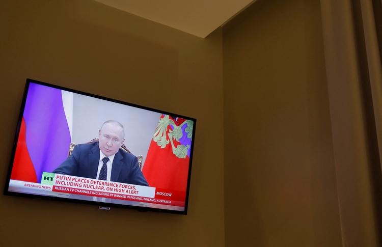 Russisk fjernsyn har været et af Putinregimets vigtigste redskaber til at sikre befolkningens støtte. Men et udfald mod ukrainske børn blev for stærk kost. Foto: Jon Nazca/Ritzau Scanpix