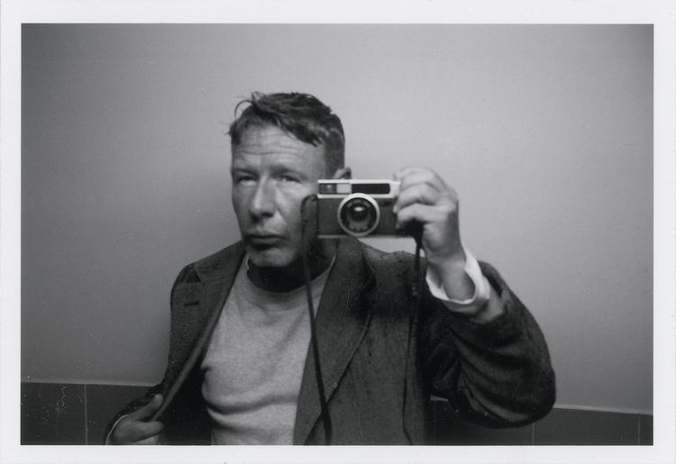 Selvportræt med Konica på toilettet i Stenersenmuseet, Bergen, 1999. 