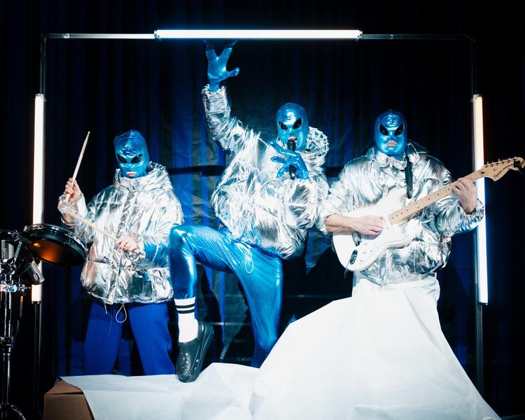 I Mungo-musicalen 'Ingenmandsland' handler det ikke så meget om at kunne SE ufoer, men om at HØRE dem. Og de giver den gas! Foto Rumle Skafte 