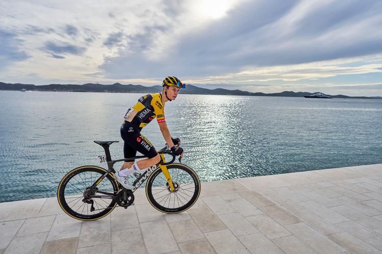 Det kommer blandt andet til at gå ud over store bøger om sport med mange billeder, at tryk og papirpriser er i top. Sådan en bog, som den danske Tour de France-vinder Jonas Vingegaard kunne optræde i.  Foto: Claus Bonnerup