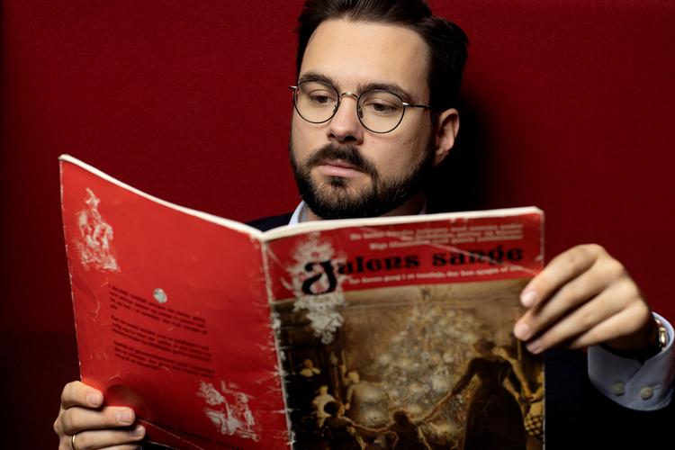 Komponist og dirigent Phillip Faber, som her kigger i et gammelt nodehæfte med julesange, har udgivet et sanghæfte til dansen om juletræet.    Arkivfoto: Peter Hove Olesen