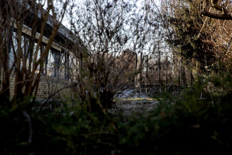 I februar 2021 fandt politiet og PET et stort lager af våben, kemikalier og henrettelsesvideoer på en villavej i Holbæk. Nu er den 35-årige dømt for terror og udvist af Danmark for altid. Foto: Peter Hove Olesen  Foto: Peter Hove Olesen