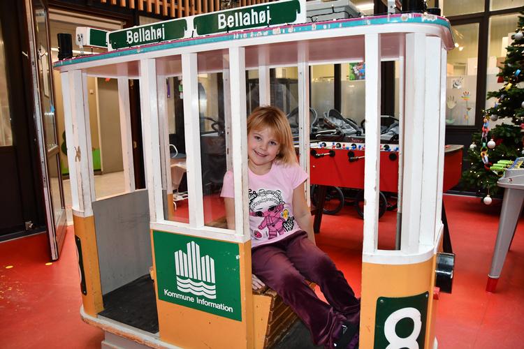 5-årige Karla viser sporvognen frem - det er linje 8 til Bellahøj, og det kan være et spor. Foto: Hvidovre Hospital