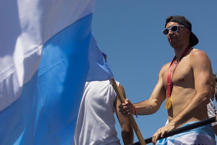 Emiliano Martínez er løbet med  opmærksomheden efter Argentinas sejr ved VM. Senest er han set under fejringen med en dukke, der har Mbappés hovede påklistret.   Foto: Tomas Cuesta/Ritzau Scanpix