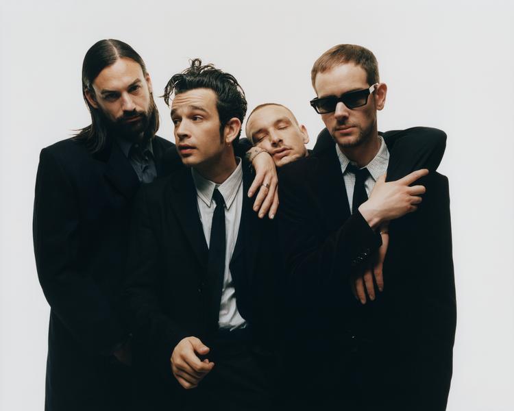 Fouden Matty Healy med slipset består The 1975 på tyvende år af Adam Haan, Ross MacDonald og George Daniel.  