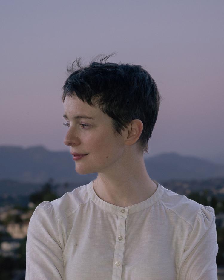  I sin gennembrudsroman slog Emily St. John Mandel 99 procent af menneskeheden ihjel med en virus. Vel at mærke i 2015, fem år før covid-19 blæste verden omkuld. Lige siden har pandemien, ufrivilligt, været et afgørende omdrejningspunkt for forfatteren.    Foto: Jiahao Peng