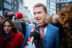 Morten Messerschmidt og Dot Wessman ankommer til Retten på Frederiksberg. Dom i sagen mod Morten Messerschmidt afsiges ved Retten på Frederiksberg, onsdag den 21. december 2022. Der afsiges dom i Meld &amp; Feld svindelsagen imod formand for Dansk Folkeparti Morten Messerschmidt. (Foto: Martin Sylvest/Ritzau Scanpix 2022) Foto: Martin Sylvest/Ritzau Scanpix