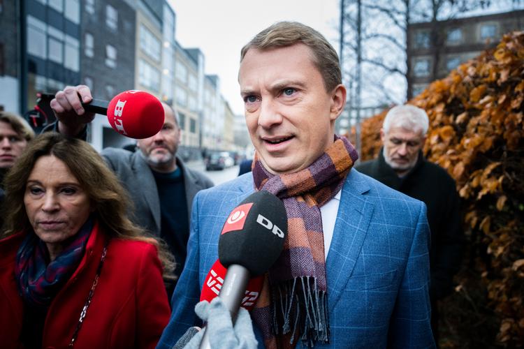 Morten Messerschmidt og Dot Wessman ankommer til Retten på Frederiksberg. Dom i sagen mod Morten Messerschmidt afsiges ved Retten på Frederiksberg, onsdag den 21. december 2022. Der afsiges dom i Meld &amp; Feld svindelsagen imod formand for Dansk Folkeparti Morten Messerschmidt. (Foto: Martin Sylvest/Ritzau Scanpix 2022) Foto: Martin Sylvest/Ritzau Scanpix