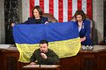 Ukraines præsident Volodymyr Zelenskyj holdt natten til torsdag tale i Kongressen i USA og overbragte vicepræsident Kamala Harris (bagest tv.) og formanden for Repræsentanternes Hus, Nancy Pelosi (bagest th.) et ukrainsk flag fra slagmarken, hvor soldater havde sat deres underskrift. Foto: Mandel Ngan/Ritzau Scanpix